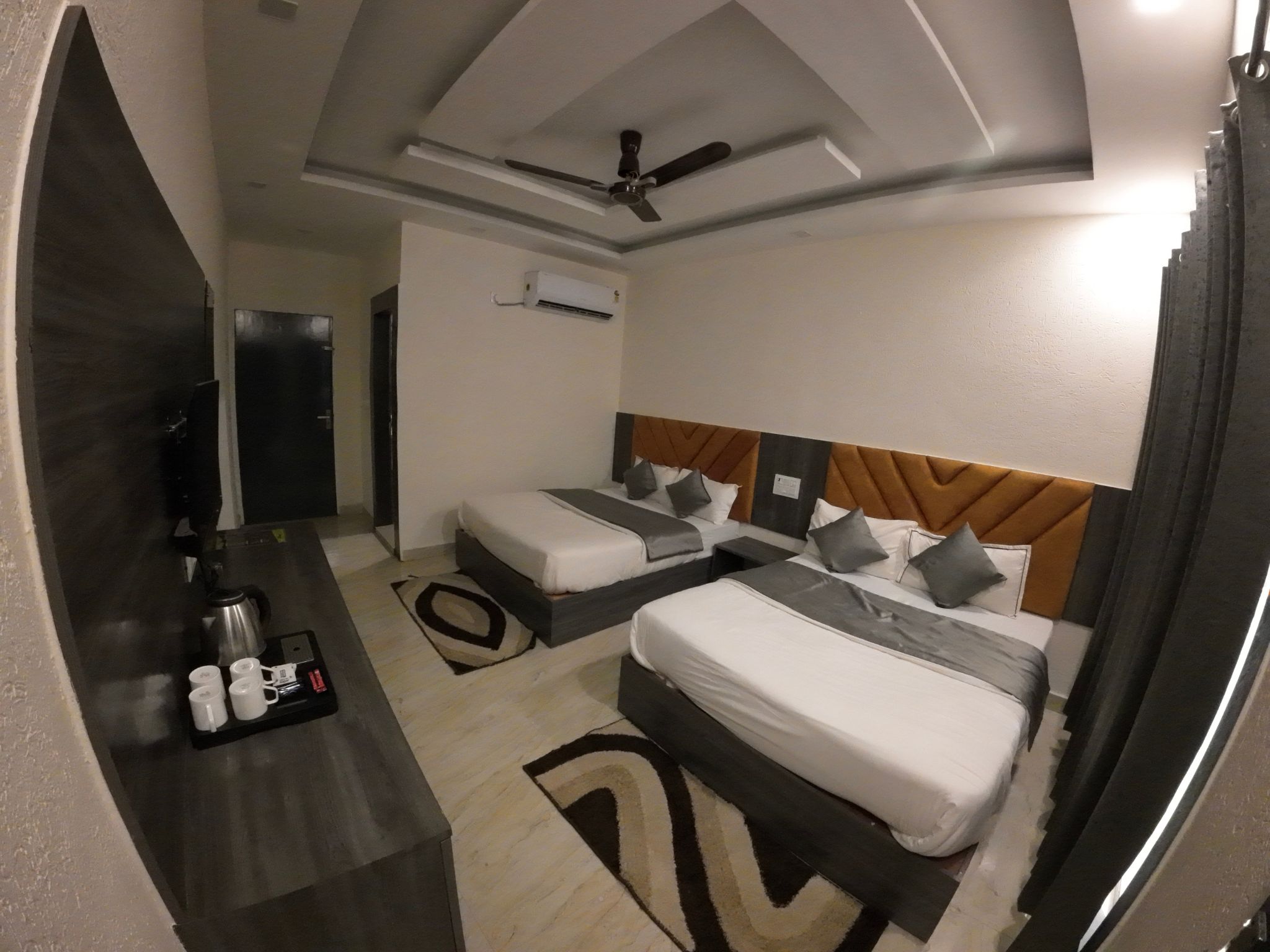 hideaway-camp-resort-riverside-resort-room