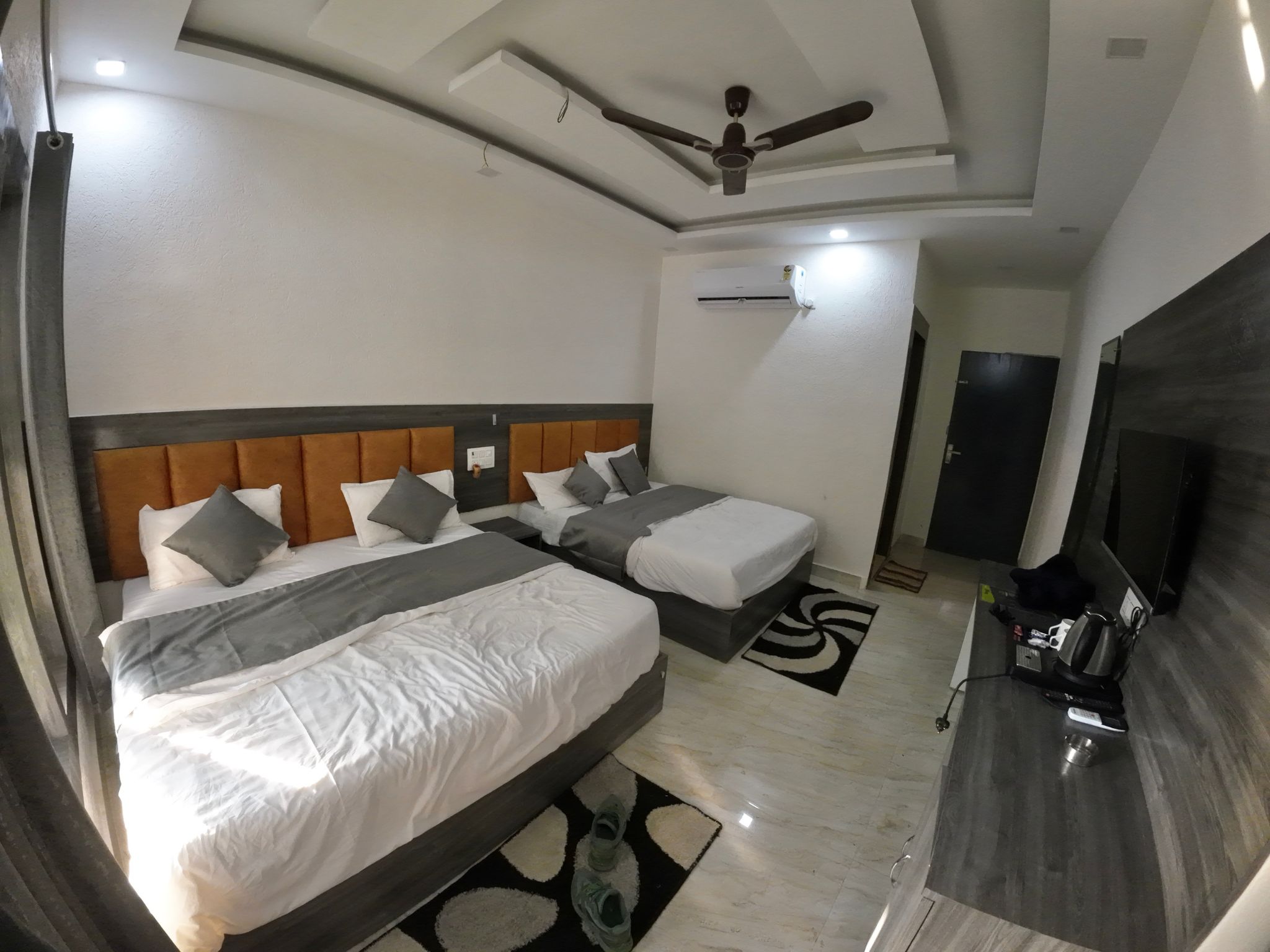 hideaway-camp-resort-riverside-resort-room