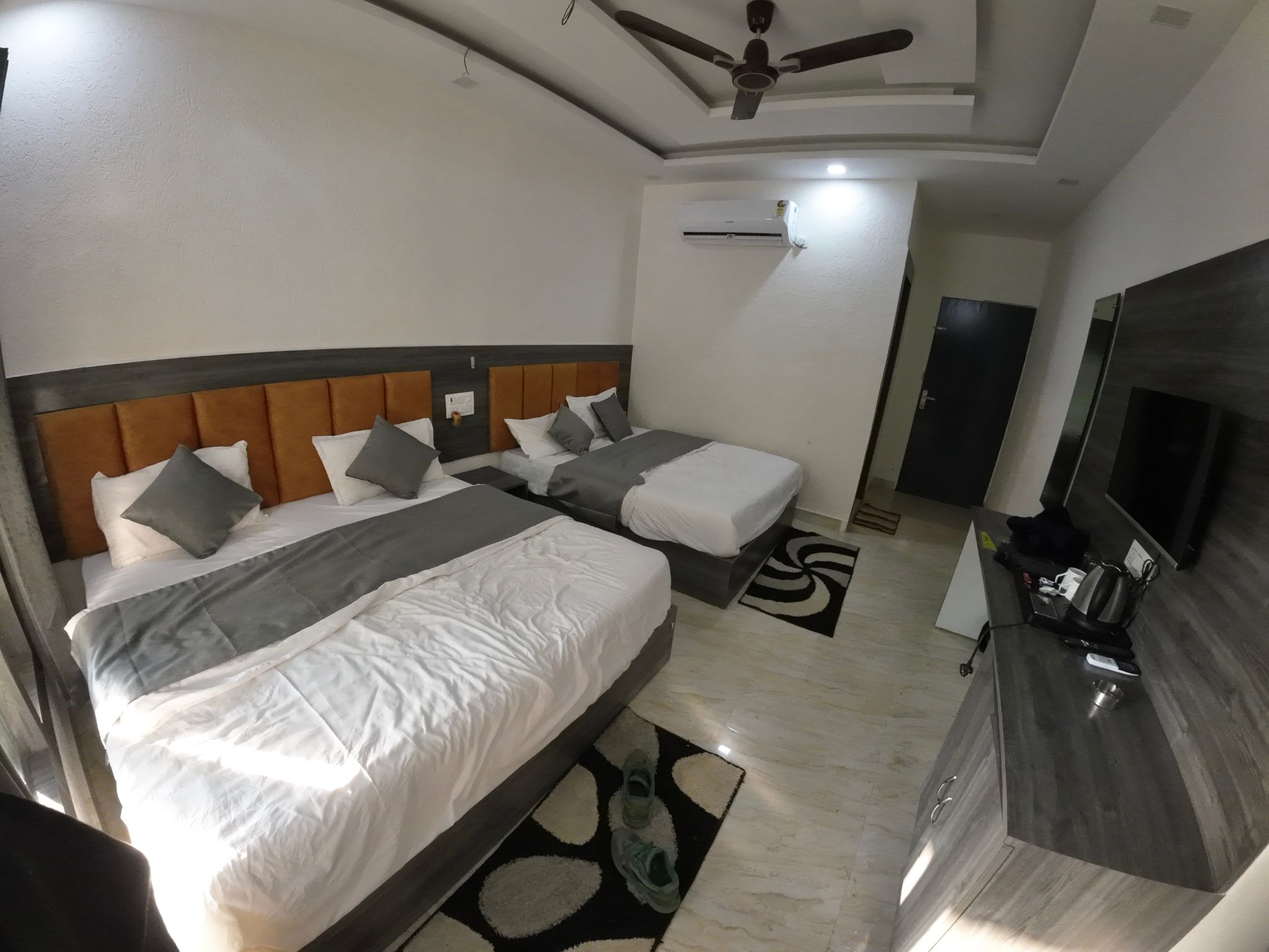 hideaway-camp-resort-riverside-resort-room