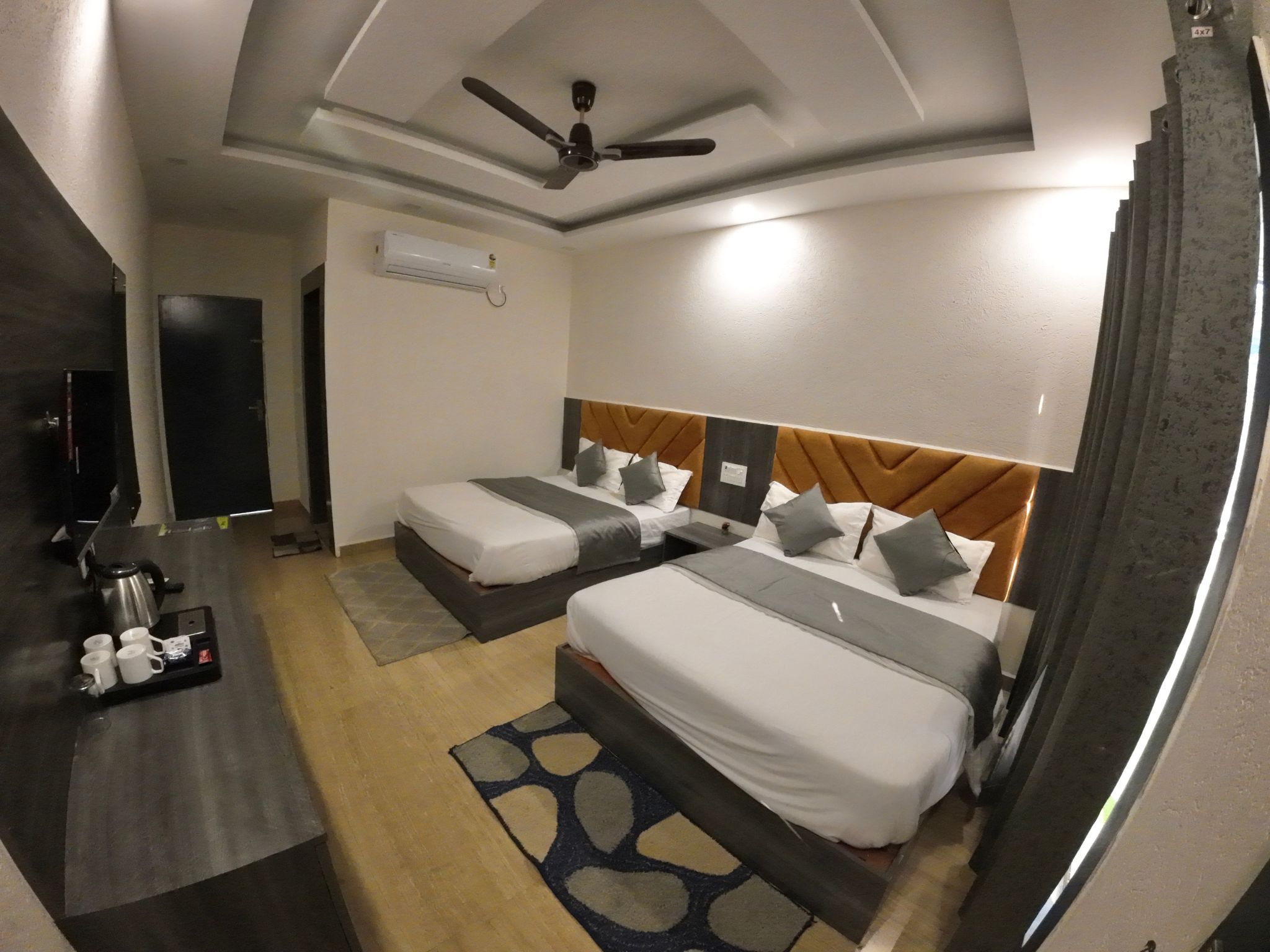 hideaway-camp-resort-riverside-resort-room